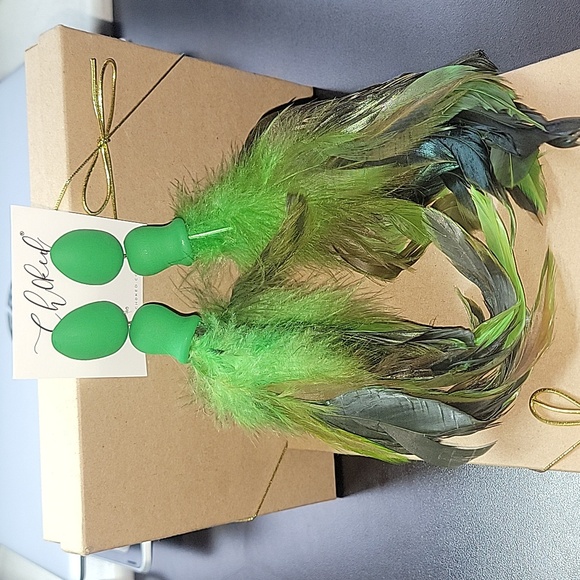 BRAND NEW CH0KED BRAND FEATHERED EARRINGS IN MULTI GREEN (FOR PIERCED EARS) - Picture 5 of 6